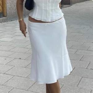 En low waist vit kjol ifrån FENTY. Storlek S. Säljes då den ej passar mig stilmässigt just nu. 