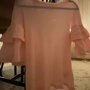 Rosa volantröja  - Tröjan har volanger på armarna och är supersöt! Säljer pgd utav att den inte andvänts 💗 tveka inte vid frågor ☺️❤️