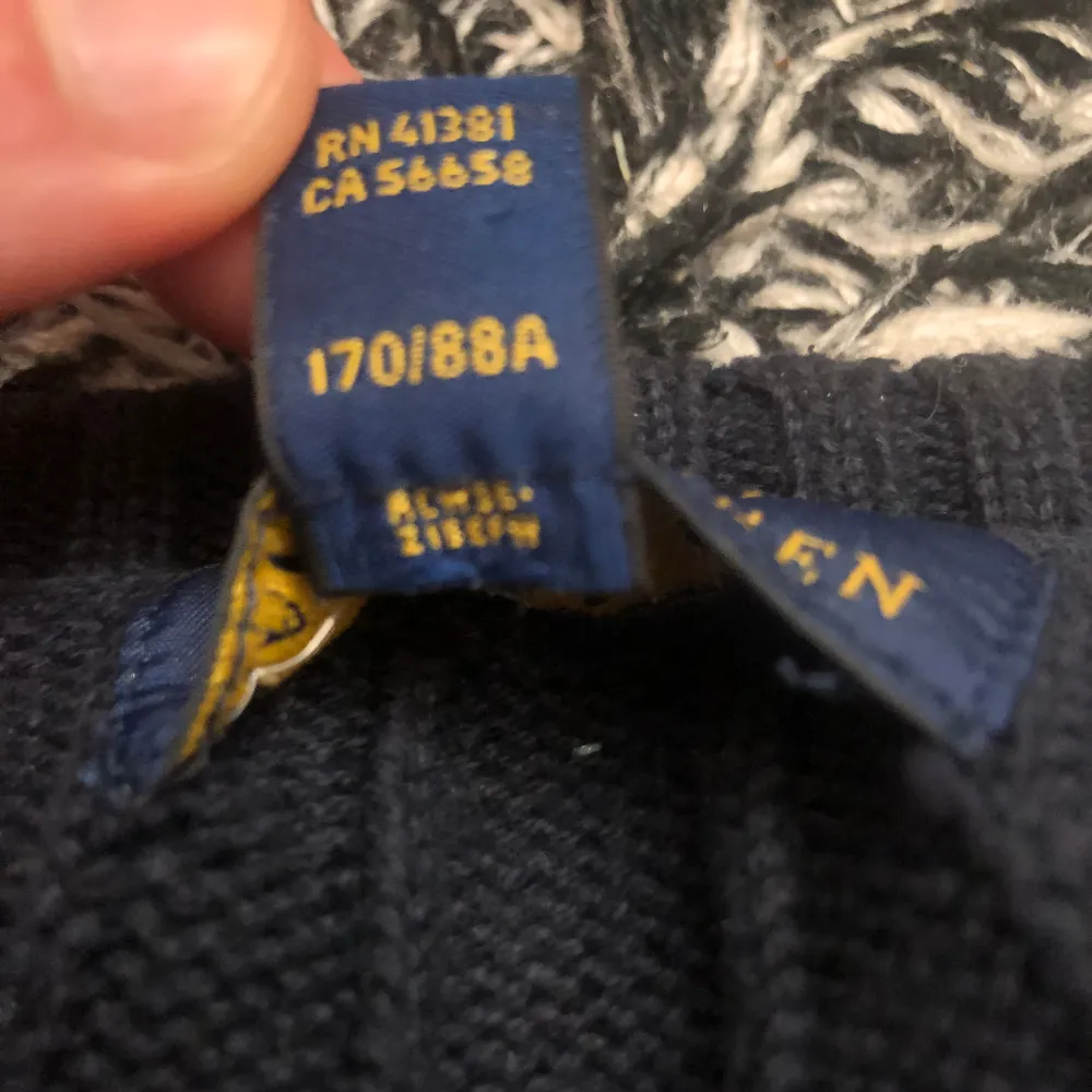 navy blue polo ralph lauren stickad tröja som är använda ett par gånger men är lite för stort på mig. Storleken är för längden 168-178cm ungefär.  . Hoodies.