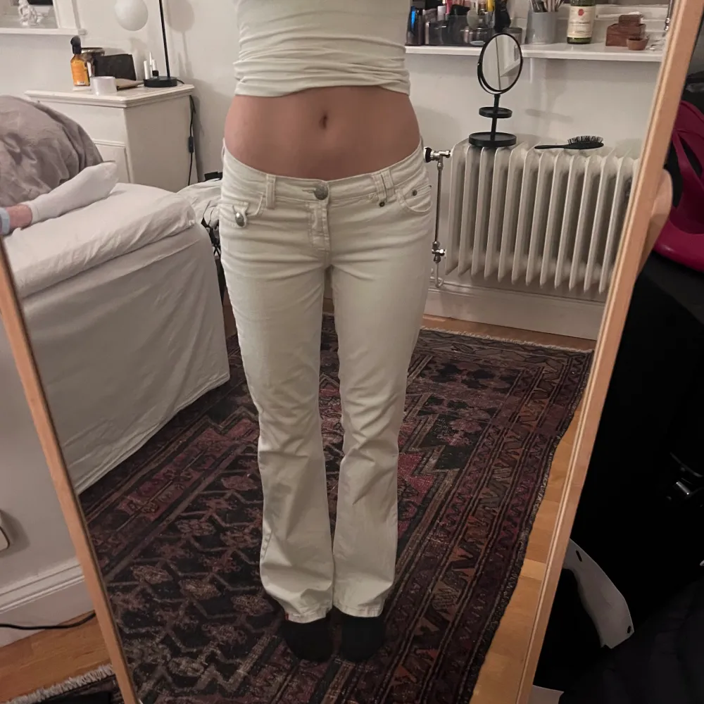 jättefina FIVE vita bootcut jeans med fickor där bak, jättebra kvalitet och är knappt använda.  jag är 170 och dom passar perfekt på mig. nypris 1600kr . Jeans & Byxor.