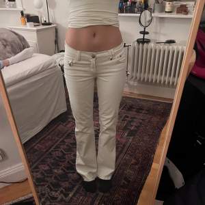 jättefina FIVE vita bootcut jeans med fickor där bak, jättebra kvalitet och är knappt använda.  jag är 170 och dom passar perfekt på mig. nypris 1600kr 