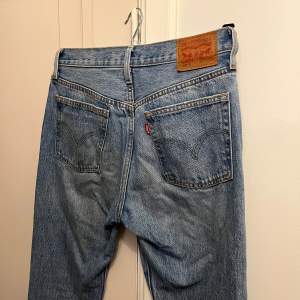 Levi’s jeans i modell 501 skinny, som jag tyvärr växt ur så kan inte visa på💙