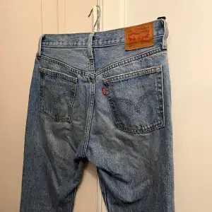 Levi’s jeans i modell 501 skinny, som jag tyvärr växt ur så kan inte visa på💙