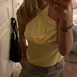 Gul silkestopp - Finaste gula toppen i silke som går att ha på två sätt!🙌🏻Perfekt nu till våren💗Endast använd en gång!! 