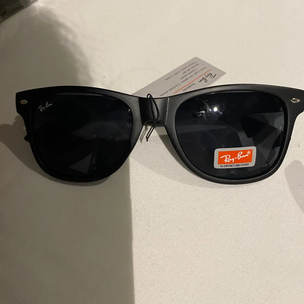 Ray-ban solglasögon jättebra till sommaren med bra uv skydd kontakt för ett bra pris förslag. Accessoarer.