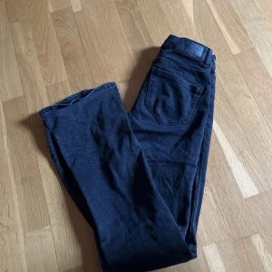 Lågmidja Only jeans  - Svarta lågmidja Only jeans  Knappast använda  Pris kan diskuteras, tveka inte att fråga😊