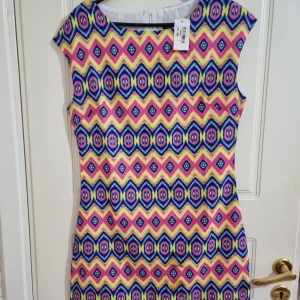 Kort klänning  - Observera att på grund av dess knutna design kan den kanske inte passa alla kroppstyper. Även i storlek M kan det finnas variationer i passformen från en kroppsform till en annan. Vänligen ta hänsyn till detta när du gör ditt köp.