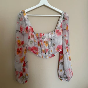 Korsett top - Korsett top med rosa blommönster. Dragkedja.