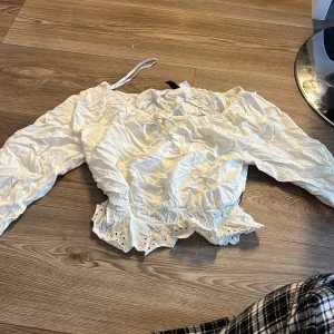 Fin topp från H&M stolek xs  - Fin topp  Från H&M  Stolek xs  Inte använd så mycket bara lite skrynklig 