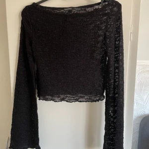Svart stickad tröja - Bershka - Säljer denna tröja som inte kommer till användning. Köpte den för ett tag sen men den har som sagt aldrig blivit använd, den är i nyskick! Tröjan är från Berhska🖤