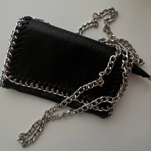 Svart väska - Stilren svart väska med kedjeband. Exklusive frakt