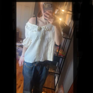 Välldigt vacker blus  - Super fin blus som är super bra, kall och luftig till sommaren💗 kan tyvörr inte läsa vad de är för märke för de står med andra bokstäver 