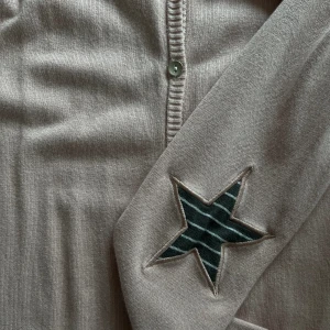 Kofta med stjärndetaljer - Superfin rosa kofta (färgen framgår inte tydligt på bilderna) med stjärnor på armarna. Storlek XS men modellen skulle passa dig som bär S/M i vanliga fall eller XS med något läsare passform  Exklusive frakt 