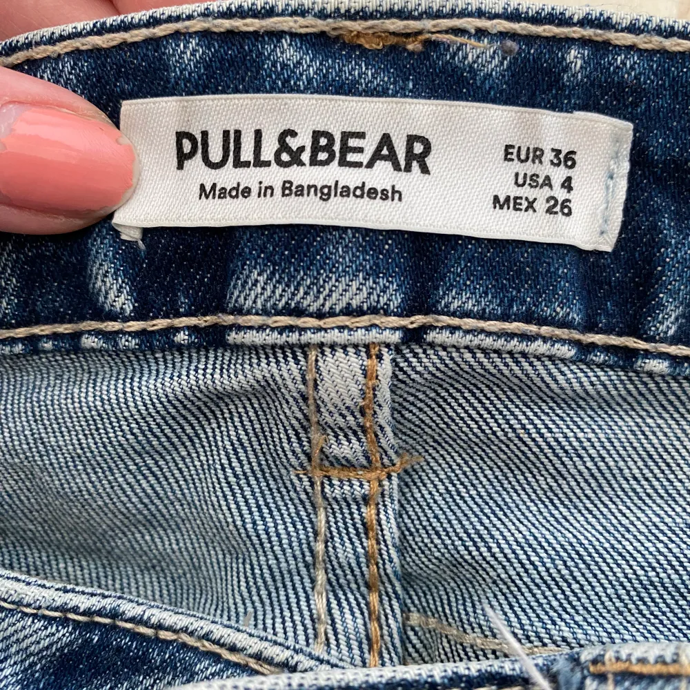Säljer dessa super fina bootcut jeans med coola fickor💞 Köpte på Pull&Bear i storlek 36. Jeans & Byxor.