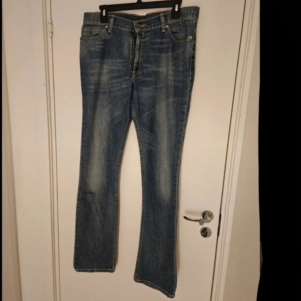 Jeans från Levi's i storlek 33x34. Osäker på vilken modell. Inga hål. Skriv vid frågor🫶  Innerbenslängd: 81 cm Midja: 42 cm   (Första bilden är lånad). Jeans & Byxor.