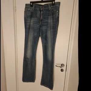 Levi's jeans - Jeans från Levi's i storlek 33x34. Osäker på vilken modell. Inga hål. Skriv vid frågor🫶  Innerbenslängd: 81 cm Midja: 42 cm   (Första bilden är lånad)