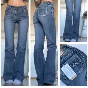 Helt nya jeans från Bonny Giril! Så snygga detaljer! 💕 Midja 32 cm Längd 107 💕 är 170 