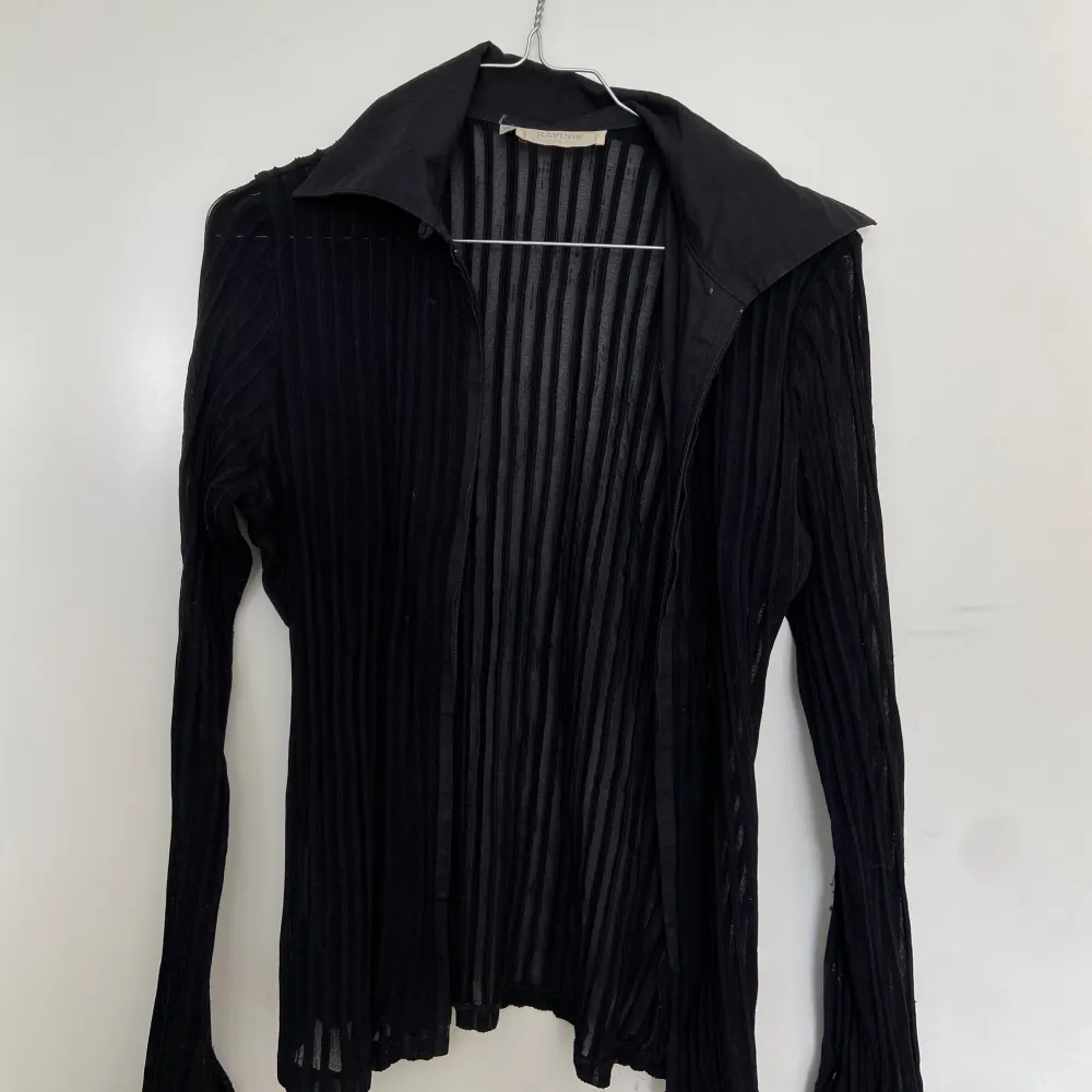 Säljer denna svarta ribbade mesh zip-skjortan i storlek 42 (fransk storlek). Den är mindre i storleken och passar EU36-38. Om du har frågor eller önskar fler bilder är det bara att hmu! . Skjortor.