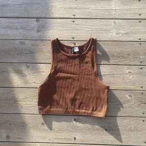 Träningslinne - Ett brunt tränings linne som är superbekvämt. Det är från H&M och är i storlek S men jag skulle säga att det passar om du har XS. Priset kan diskuteras. Tvättas såklart innan jag postar.