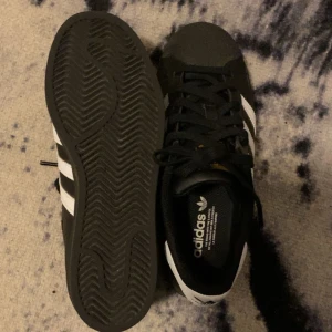 Adidas superstar skor - Säljer mina adidas skor som är i väldigt bra skick. Knappast använda, har använt Max 5 gånger. Anledning till ej användning är för att de är för små. 