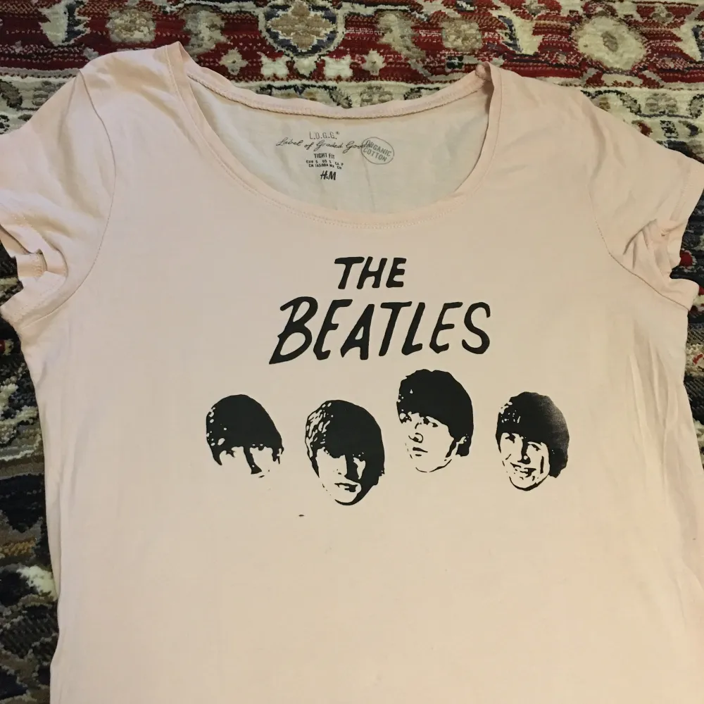 Ljusrosa T-shirt med handtryckt The Beatles tryck på! (Trycket håller i tvätten). Toppar.