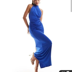 Skitfin balklänning  - Säljer nu min oanvända balklänning då jag har köpt en annan. Den är helt slutsåld på hemsidan, säljer endast då jag har en annan. Helt oanvänd. Bilder finns att få 👊🏻💕