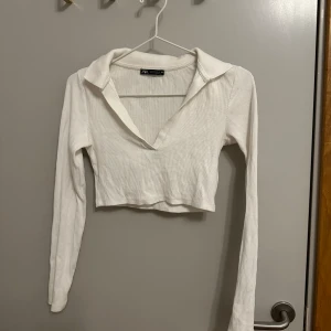 Tröja från Zara - Jättefin tröja från Zara. Skönt och fint material, sitter tvääärfint! Den är föör liten för mig tyvärr!