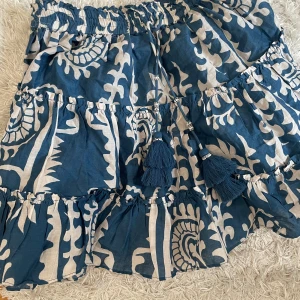 Zara kjol - En jättefin och cool kjol ifrån zara med prislappen kvar så den är i nyskick. Den är i storlek xs men jag skulle säga att den är xs-s. Priset kan diskuteras vid snabb affär 💕