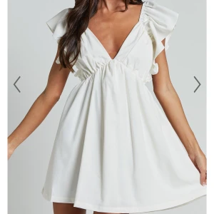 Vit klänning Showpo - Säljer denna super söta klänning från Showpo! Klänningen är endast testad och har prislapp kvar! Klänningen är i stolek 38/M, köpte den för 1000 men säljer för 900+frakt 💙💙💙 Skriv för bättre bilder med passform osv! Pris kan diskuteras 