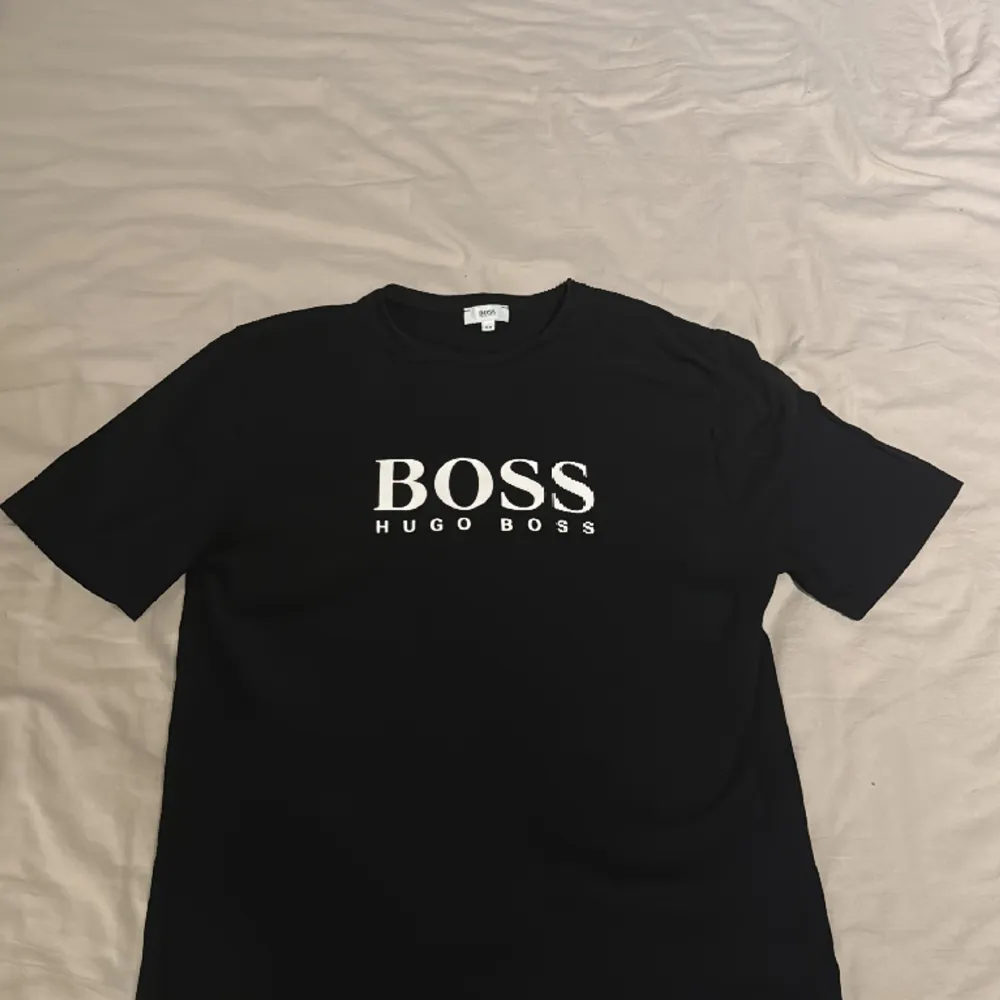 Äkta Hugo Boss t-shirt. Nypris: Runt 300-400kr. Sitter jätte bra, använd typ 2 gånger. Snygg nu till sommaren.. T-shirts.