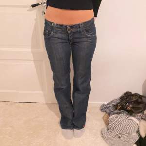 Sjukt snygga lågmidjade jeans från edc by esprit!❤️midjemått tvärsöver: 42 cm, innerben: 80 cm.