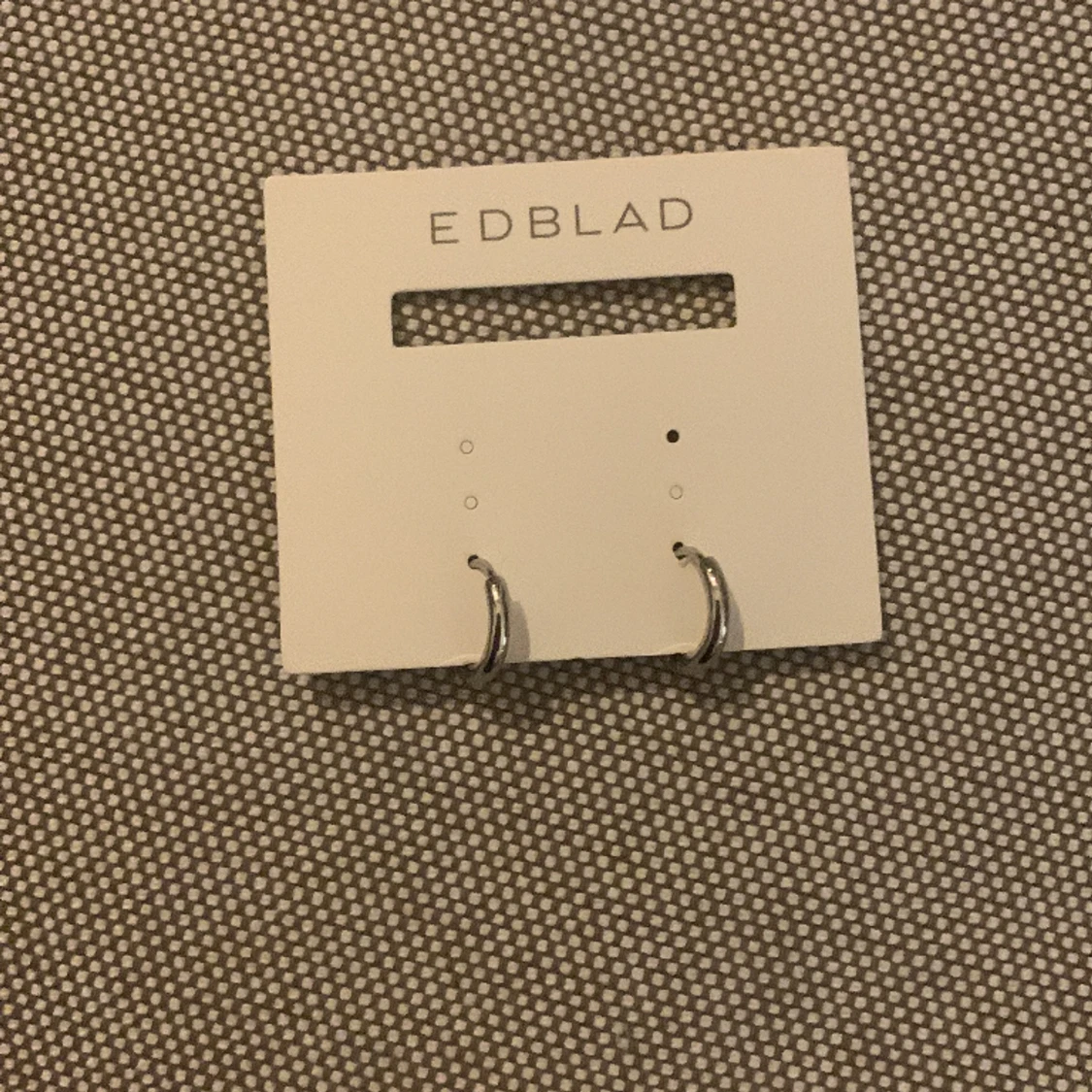 Små kirurgiska stål örhängen