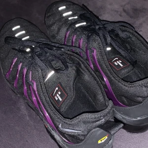 Nike vapormax  - Använda ett par gånger men är i väldigt bra skick. Storlek 43 