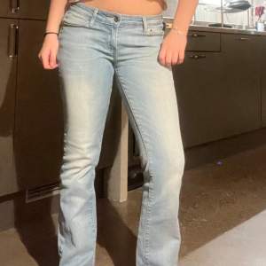 Supernajs raka lowwaist levis jeans som inte kommer till användning längre💕passar mig super i längden & är ca 160cm💓jeansen är i modellen ”Demi curve”🥰