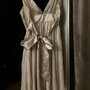 Klänning  - Jätte fin klänning från asos. Litet hål från en nål(se bild 3)