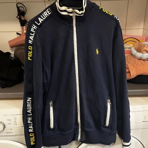 Polo Ralph Lauren  - En taped track jacket i slutsåld modell från Ralph Lauren. Nypris när jag köpte den var 1699. Storlek M, cond 8/10. 