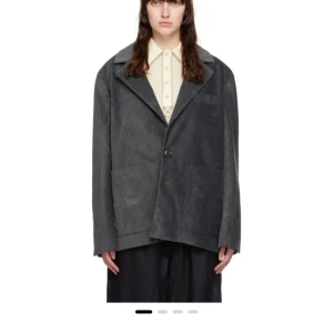 Hope Unidex Grey Blazer - The brand: Hope A new blazer without the label removed yet.  Original price: 3900sek Women size: 36; Men size: 44 Grey Cotton corduroy blazer · Notched lapel · Button closure · Patch pockets · Central vent at back hem · Full twill lining 