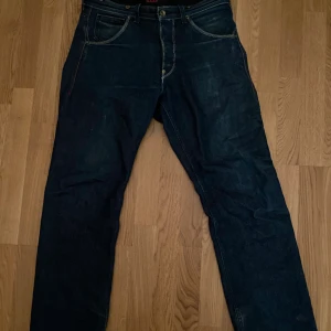 Lee jeans - Lee jeans i fint skick, röda sömmar, as coola! Baggy/bootcut/loose
