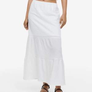 Säljer denna kjolen från H&m!! Helt slutsåld🩷🩷 Lånade bilder. Nyskick 