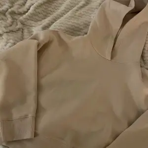 Säljer denna fina hoodie som är beige🩷 Storleken är L men den är väldigt liten i storleken 