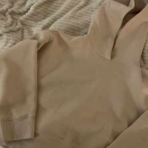 Hoodie - Säljer denna fina hoodie som är beige🩷 Storleken är L men den är väldigt liten i storleken 