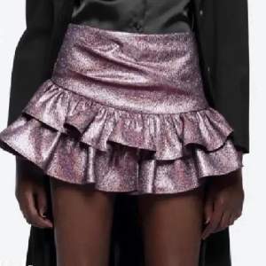 Säljer denna jättefina trendiga zara kjolen då den inte kommer till användning💕 storlek M men passar mig som är S