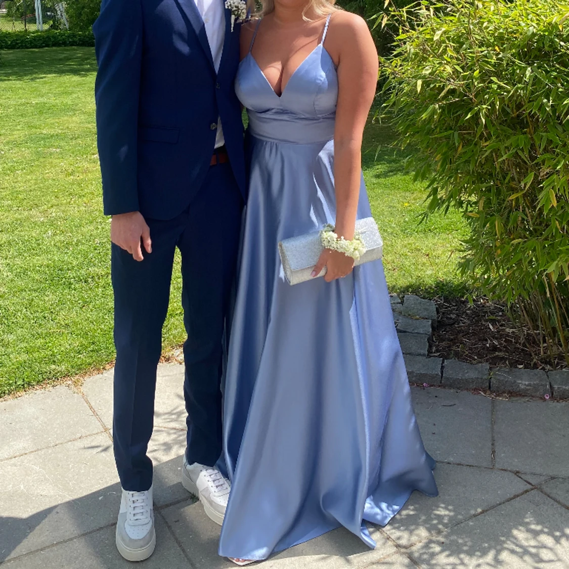 Ljusblå balklänning & Silvrig kuvertväska