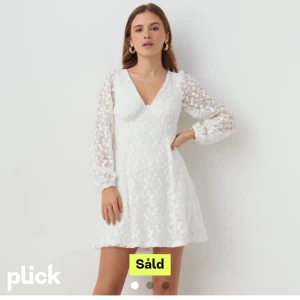 Studentklänning  - Intressekoll på denna fina studentklänning💞Storlek 38, hittat en annan jag vill köpa därav funderar jag på att sälja denna. Lånad bild🫶🏼 kan tänka mig gå ner i pris vid snabb affär då jag vill få den såld!