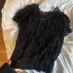 Spets tröja  - Skit snygg spets t-shirt perfekt till fest