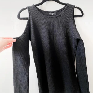 Cold shoulder ribbad kofta - Materialet är liite glittrig. Jätte fin figurnära kofta. Knappt använd🥰