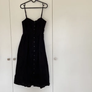 Klänning i linnemix stl 36 - Fin sommarklänning i linnemix från HM. Storlek 36, reglerbara axelband. Fint skick och väldigt sparsamt använd. 