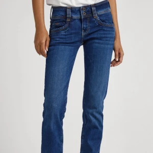 Pepe jeans - Mörkblåa raka mid waist pepe jeans. Modellen är Gen med storleken w26 l32. I bra skick 💕öppen för prisförslag 