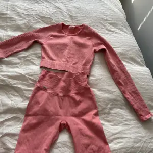 Ett set från aimn i storlek s och färgen bubblegum, en fantastisk rosa färg!  Shorts och en kortare lång tröja, i fint skick.   Nypris strax under 1000kr   Pris går att diskutera vid snabbt köp!