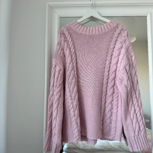 Rosa stickad tröja  - Sparsamt använd och i fint skick 🩷storlek L, perfekt overzised för mig som vanligtvis har s/m💝